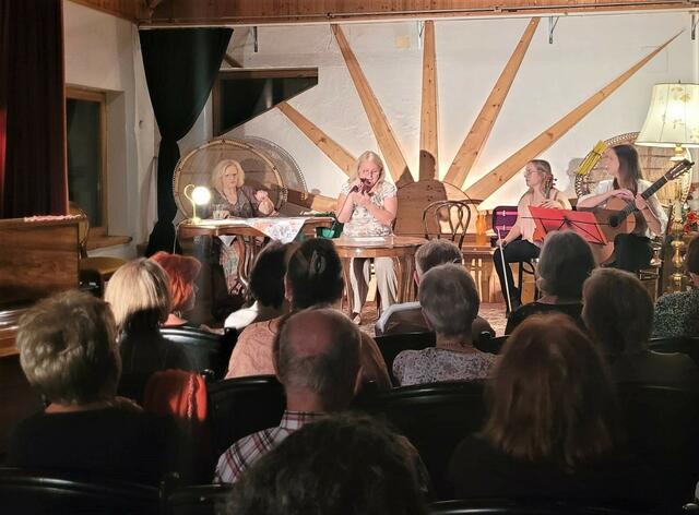 Lesung der Hainburger Autorenrunde bei den Sommerspielen in Wolfsthal | Foto: Erwin Matl
