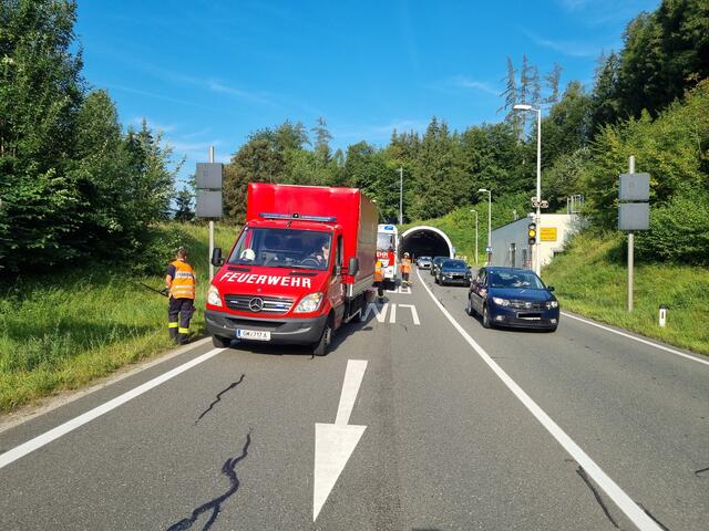 Ölspur-Einsatz auf der B145 in Bad Ischl. | Foto: ff-badischl.at