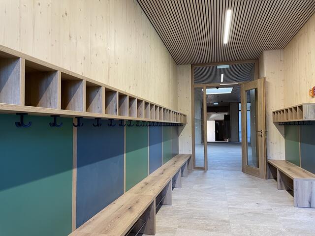 Das neue Zentrum bietet Platz für etwa 45 Schüler in der Volksschule und 40 Kinder im Kindergarten. | Foto: Zoe Altersberger