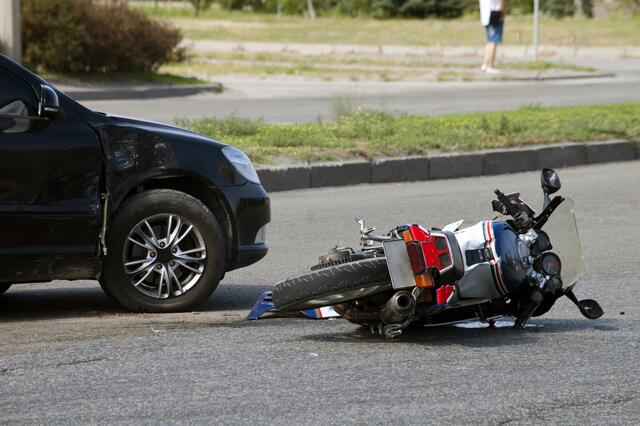 Der Motorradfahrer wurde bei dem Unfall verletzt. (Symbolfoto) | Foto: stock.adobe.com/at/ V-lab