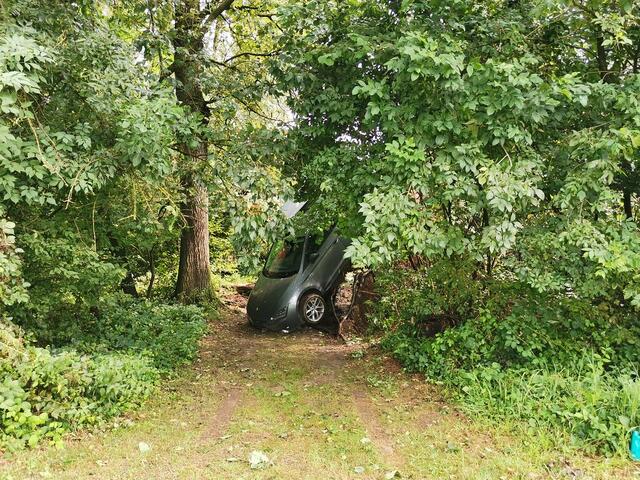 Auch Autos kamen zu Schaden | Foto: BFVRA