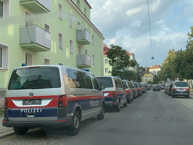 Bei einem Heimspiel des SK Rapid waren mehrere hundert Polizisten im Einsatz. Ein Fanmarsch blockierte den Verkehr.  | Foto: Karin Dollinger