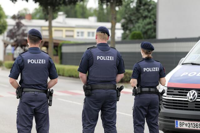 Polizeieinsatz in Ternitz rund um einen 19-Jährigen, der im Verdacht steht, einen Terroranschlag geplant zu haben. | Foto: Santrucek