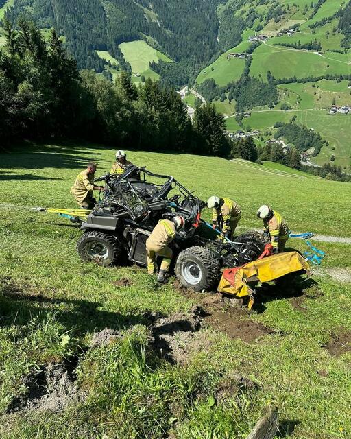 Das Fahrzeug wurde durch den Absturz schwer beschädigt. | Foto: Feuerwehr Großarl
