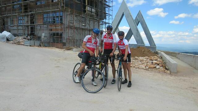Am Dach der Tour in Jahorina auf 1.670 Meter, einem Skigebiet in der Nähe von Sarajevo: Robert Janisch, Philipp Kribernegg und Gernot Turnowsky (v.l.) | Foto: Turnowsky