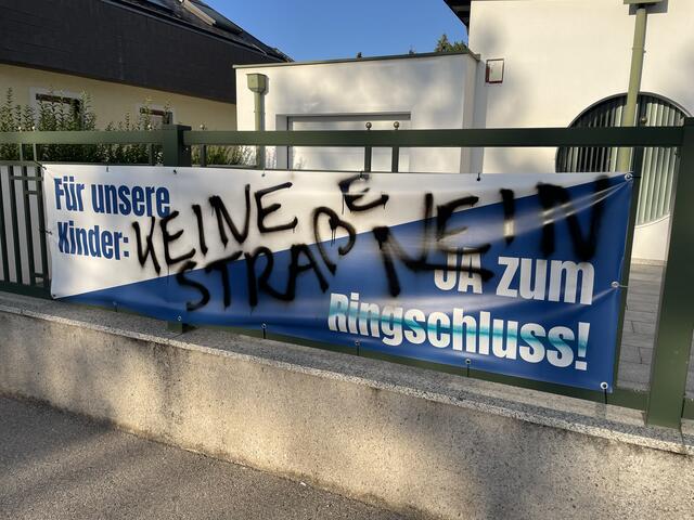 "Ja zum Ringschluss" - nicht für die Sprayer. Diese Aktion löst bei den meisten Parteien Überlkeit aus. | Foto: Zezula