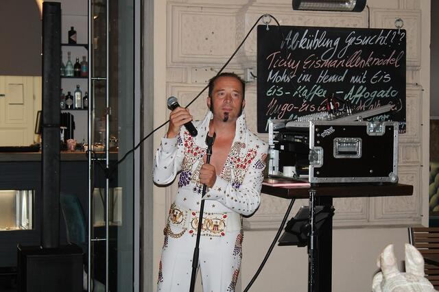 Im stilgerechten Outfit kam Buzgi