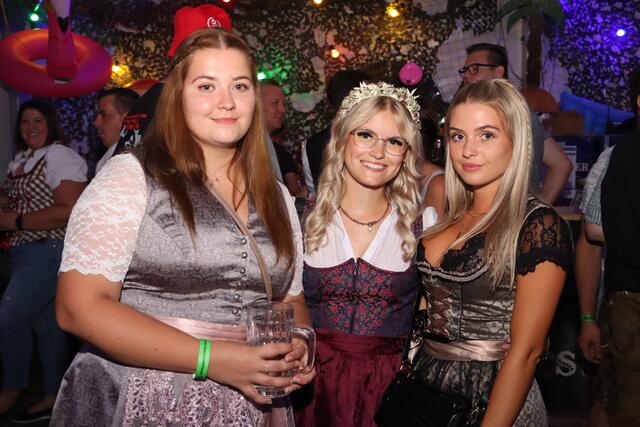 Perfekte Stimmung und gute Musik: das war das Motto auf dem Zeltfest am Samstagabend in Arnberg. | Foto: Markus Bäumler/zema-medien.de