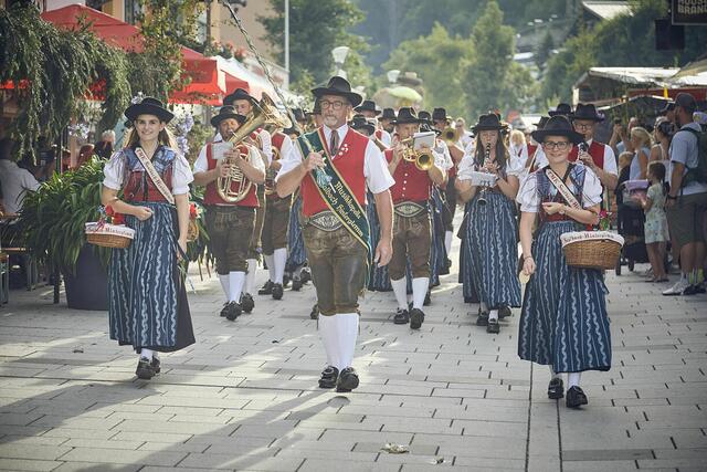 Die heimische Trachtenmusikkapelle marschierte den Vereinen voraus. | Foto: saalbach.com/Daniel Roos