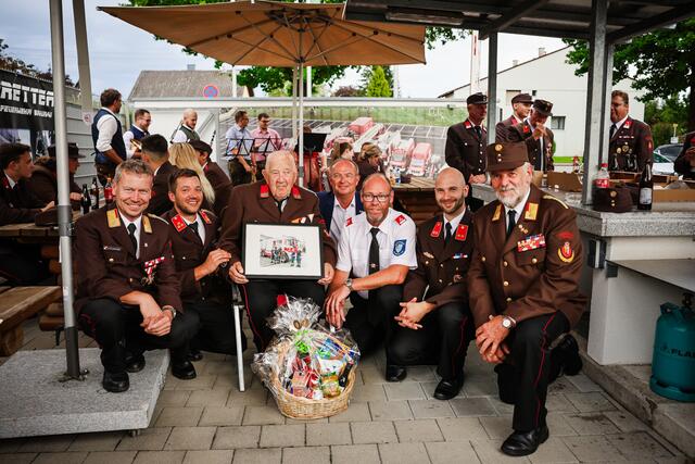 Zu seinem 100. Geburtstag überraschten die Kameraden Wilhelm Wagner mit einer herzlichen Feier. | Foto: Daniel Scharinger