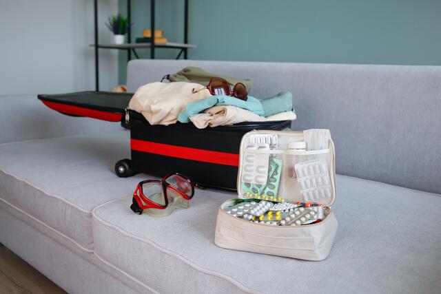 Reisemedikamente gehören ins Handgepäck. | Foto: Victoria1/Shutterstock