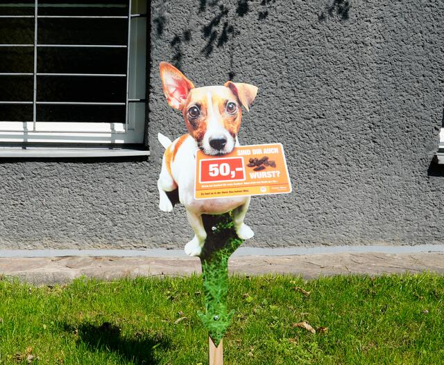 Sogenannte Wiesenstecker sollen auf Strafen aufmerksam machen.  | Foto: MA48