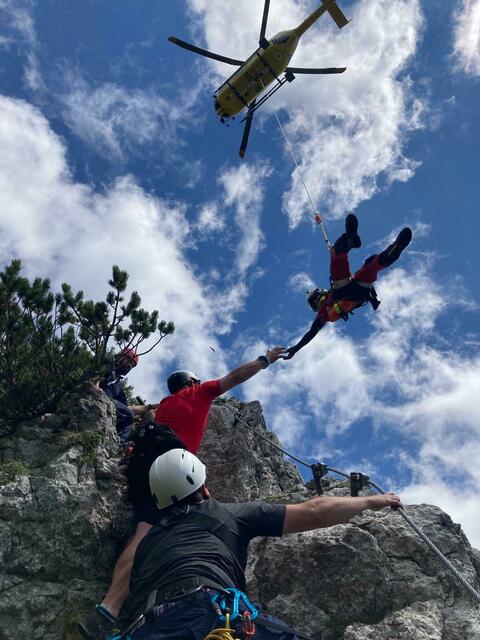 Die Bergetter aus Göstling an der Ybbs mussten eine Frau aus einem Klettersteig bergen. Die Sportlerin wurde mit dem Notarzthubschrauber ins Landesklinikum gebracht. | Foto: Bergrettung Göstling