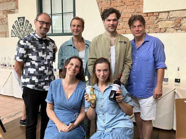 von links vorne: Nicole Gerfertz-Schiefer und Samantha Steppen (Sie spielt die Hauptrolle als "gute" Prostituierte Shen Tu und als "böser" Kapitalist Shui Ta - das sind auch die Namen der beiden diesjährigen Theaterweine.)
von links hinten: Franz Schiefer, Leopold Dallinger, Rafael Wieser, Anselm Lipgens | Foto: Stockmann