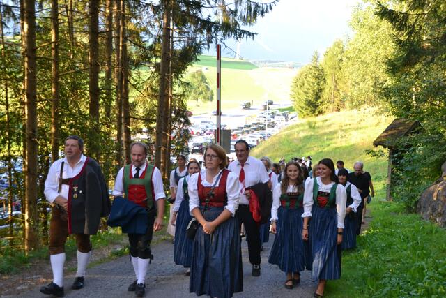 Gemeinsam marschierten die Trachtlerinnen und Trachtler andächtig zum Vorplatz der Wallfahrtskirche. | Foto: Veronika Schuler