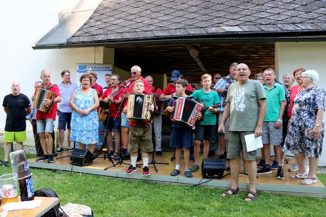 Musik und Gesang beim Volksmusikantentreffen des Kulturvereins Drava in Heiligenstadt/Sveto mesto, moderiert von Jokej Logar (vorne). Das stimmungsvolle Konzert erfreute wieder die Besucher. | Foto: Rosina Katz-Logar