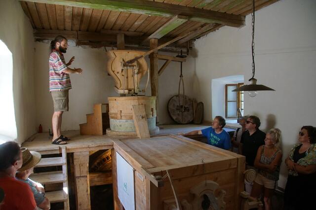Manuel Fischer aus Berdetschlag lud abschließend zu einer Mühlenbesichtigung, die auch in Betrieb gesetzt wurde. | Foto: Helmut Eder