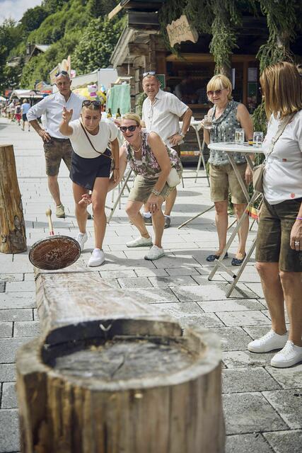 Viele Highlights wurden den Gästen beim Hinterglemmer Bauernmarkt geboten – in einigen konnten sich Besucherinnen und Besucher aus den verschiedensten Ländern duellieren. | Foto: saalbach.com/Daniel Roos