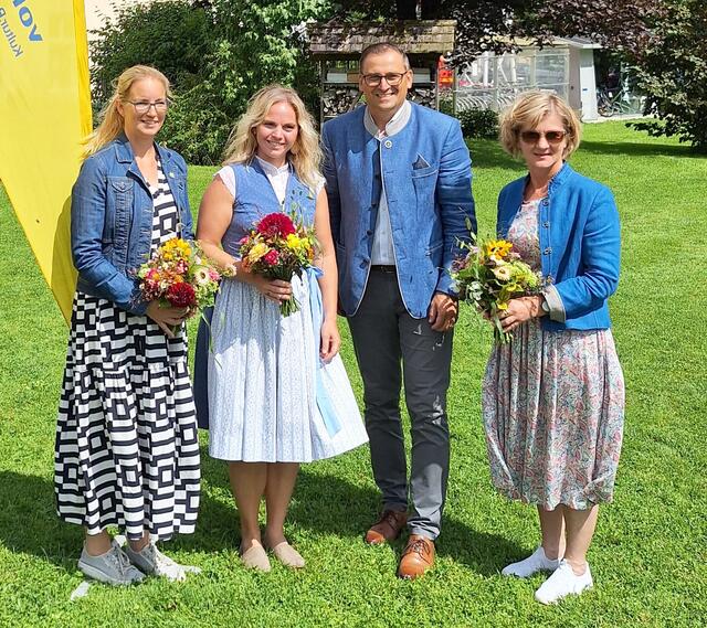 Bürgermeisterin Manuela Zebenholzer, Seminarleiterin Petra Humpel, Volkskultur Niederösterreich-Geschäftsführer Harald Froschauer und Schul-Direktorin Gertrude Grünsteidl waren von den Darbietungen der Absolventinnen und Absolventen der Musikantenwoche begeistert. | Foto: Volkskultur Niederösterreich