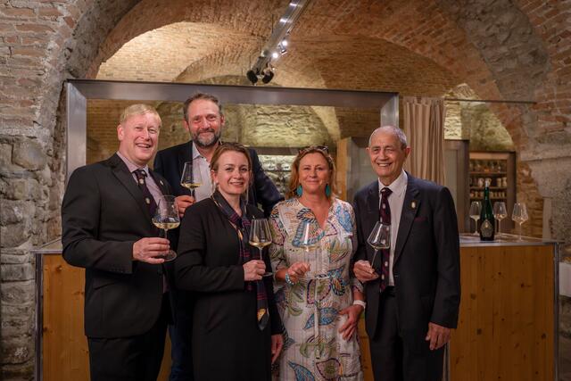 Master Sommelier (MS) Nigel Wilkinson, Geschäftsführer Weingut Stift Klosterneuburg Peter Frei, MS Laura Rhys, Vizebürgermeisterin und Bildungsbeauftragte Maria Theresia Eder, sowie MS Brian Julyan. | Foto: Victor Liska