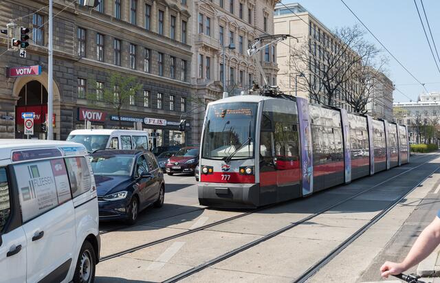 Statt Anfang September sollen die Bims erst ab Ende des Monats wieder wie gewohnt fahren können. Kritik gibt es von den Wiener Grünen. (Archiv) | Foto: Manfred Helmer/Wiener Linien