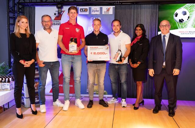 Der SV Waizenauer Taufkirchen wurde in der Spielsaison 2023/24 als fairste Mannschaft der Bezirksliga West ausgezeichnet.  | Foto: Richard Haidinger