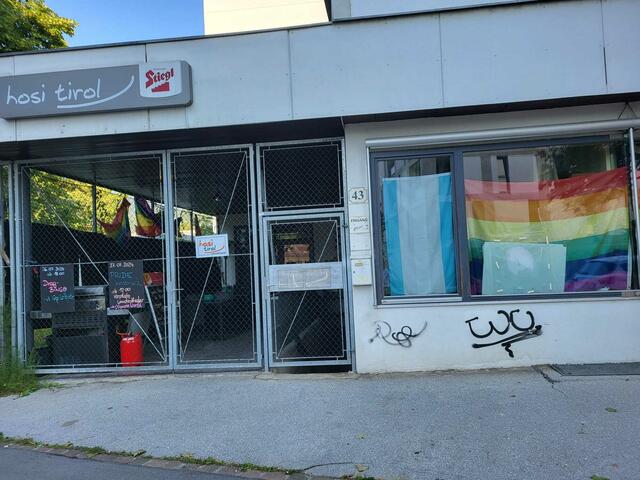 Am vergangenen Wochenende wurde im Vereinszentrums der HOSI Tirol eine Auslagenscheibe eingeschlagen.  | Foto: HOSI Tirol
