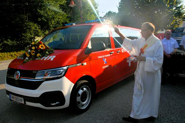 Die Segnung des neuen Mannschaftstransortfahrzeug und dem Hochwasser- Container erfolgte durch Diakon Gottfried Kriendlhofer 