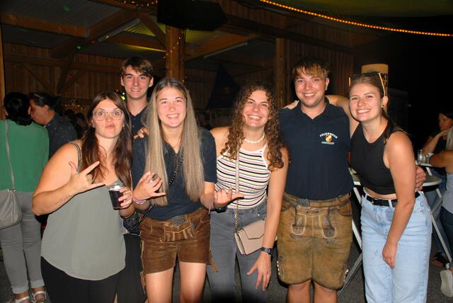 Der Dämmerschoppen war ein großer Erfolg und bot den zahlreichen Besuchern nicht nur Unterhaltung, sondern auch einen Einblick in die wertvolle Arbeit der  Feuerwehr.