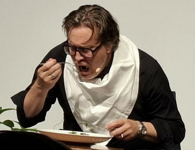 Nicholas Ofczarek schmeckte die von Hermann und Andi Döllerer servierte Speise.