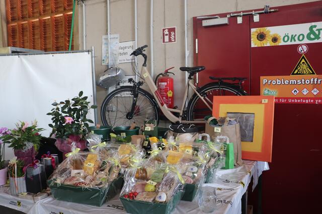 Beim großen Glückshafen gab es schone Preise zu gewinnen, als Hauptpreis winkte ein neues Fahrrad. | Foto: Edith Ertl