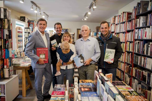 Wirtschaftsstadtrat Peter Hanke und Bezirksvorsteherin Stefanie Lamp (beide SPÖ) besuchten einige der Unternehmen im Zielgebiet der Grätzelinitiative.  | Foto: Wirtschaftsagentur Wien