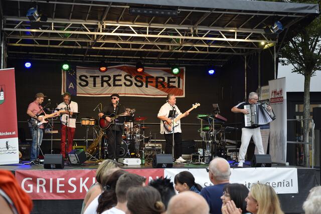  Unter der Leitung von Rainer Gagstädter spielte die Band "Stressfrei" österreichische Popmusik der letzten drei Jahrzehnte am Kirchenplatz in Grieskirchen.
 | Foto: Stadtmarketing Grieskirchen