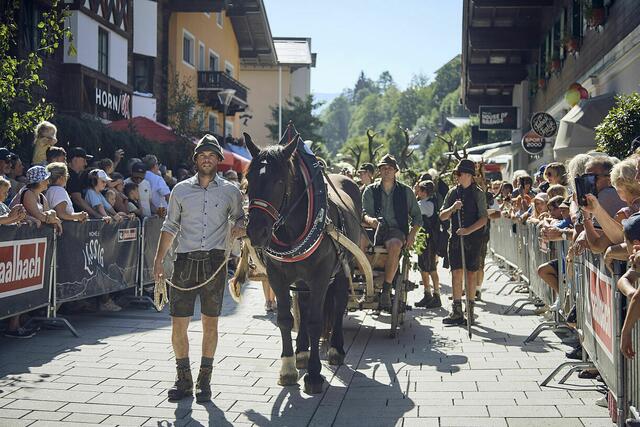 Der Festumzug bei bestem Wetter am Samstag ließen sich zahlreiche Gäste nicht entgehen. | Foto: saalbach.com/Daniel Roos