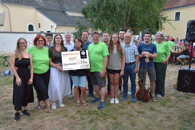 BenefizAbend Neuaigen – Scheckübergabe zugunsten des soogut Sozialmarktes in Tulln:
Carina Schneider, Helma Wachter, Fabian Denninger, Tina Rechnitzer, Wolfgang Stach, Manuela Ramlohr, Herbert Rechnitzer, Hans Wachter, Christian Steger, Sophie Berthold, Ali Mirza, Stefan Mayerhofer, Benedikt Vay, Christa Rechnitzer | Foto: Pfarre Neuaigen