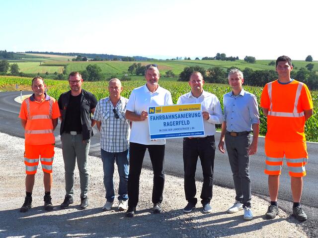 Gottfried Waser (Straßenmeisterei Amstetten Nord), Martin Kreismayr (Straßenmeister Springer, NÖ Straßenbauabteilung Amstetten), Wolfgang Helpersdorfer (Leiter der Straßenmeisterei Amstetten Nord), Bürgermeister DI (FH) Martin Schlöglhofer (Marktgemeinde Aschbach Markt), LAbg. Richard Punz (i.V. LH-Stellvertreter Udo Landbauer), DI Leopold Röcklinger (Leiter-Stv. der NÖ Straßenbauabteilung Amstetten), Marco Dorninger (Straßenmeisterei Amstetten Nord). | Foto: Land NÖ