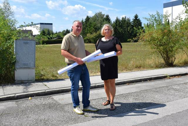 Ortsvorsteher Anton Geister und Bildungsstadträtin Doris Koch in der Haidmühlstraße.
 | Foto: Stadt Amstetten