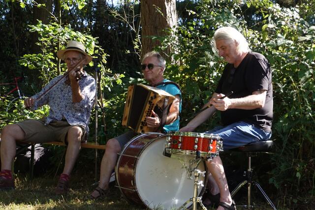 Mit einem Picknick musikalisch begleitet von „wiadawö!“ mit Toni Pichler, Andreas Luger und Gotthard Wagner fand das Fest seinen Ausklang. | Foto: Helmut Eder