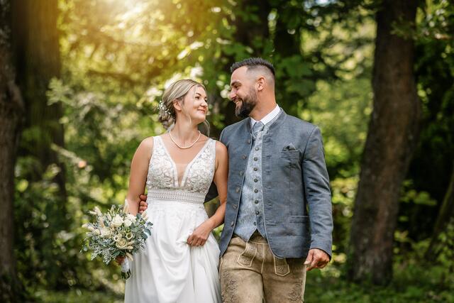 Christina und Martin Scharfetter haben sich getraut: Am 10. August 2024 haben in Trofaiach die Hochzeitsglocken geläutet. | Foto: Fotoliesl