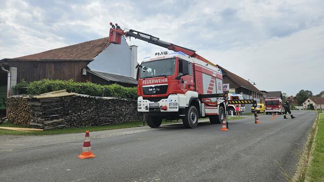Die Feuerwehr im Großeinsatz.  | Foto: BFVRA