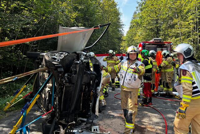Am Montag zu Mittag kam es in Kössen zu einem Verkehrsunfall. Ein 70-jähriger Fahrer schlief am Steuer kurz ein und kam von der Fahrbahn ab. Vier Personen wurden bei diesem Unfall verletzt. | Foto: ZOOM.TIROL
