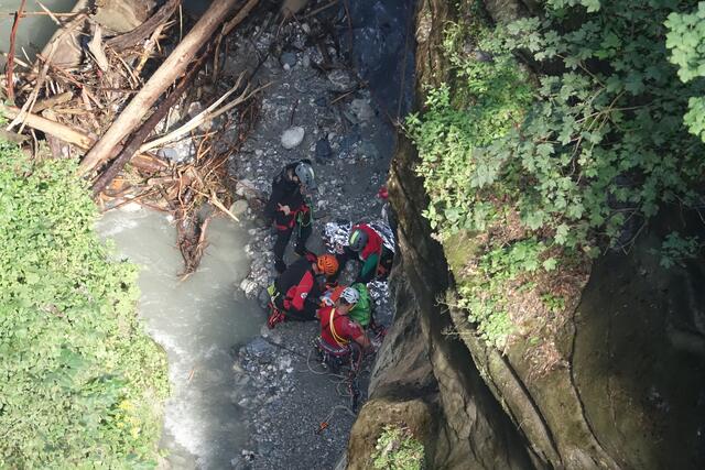 Die Retter mussten sich ca. 90 Meter zu dem Verunfallten abseilen.  | Foto: ZOOM-Tirol