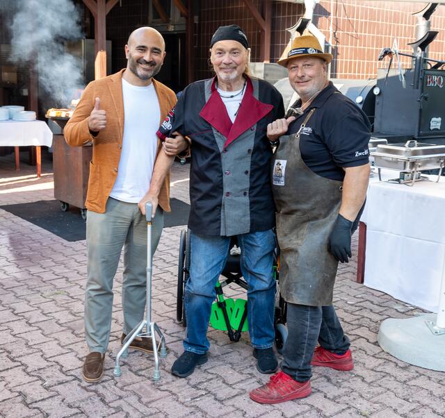 Cem Kilinc, Vorstand der ADELI Medical Center Stiftung, Viktor Samwald und Adi Bittermann beim Abschlussfest im ADELI Medical Center (v.l.n.r.) | Foto: ADELI Medical Center