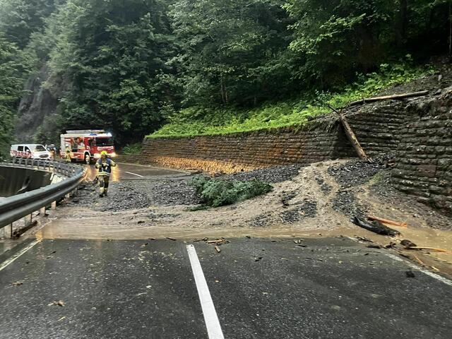 Rund 1,5 Stunden war die B164 blockiert. | Foto: Freiwillige Feuerwehr Bischofshofen
