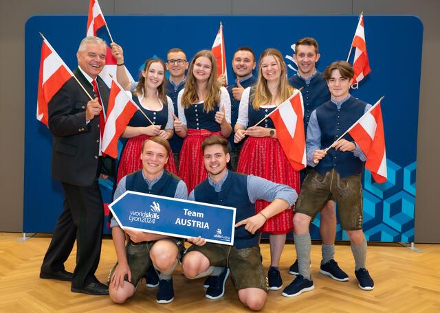 WKOÖ-Vizepräsident Leo Jindrak (l.) mit dem oö. Team: 2. Reihe v. l.: Julia Kusel, David Weinberger, Miriam Haider, Fabian Reisinger, Jana Bacher, René Steinkellner, Simon Warschenhofer, 1. Reihe v. l.: Lukas Frühwirth, Daniel Hain. | Foto: Röbl