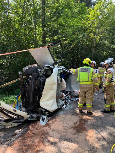 Am Montag zu Mittag kam es in Kössen zu einem Verkehrsunfall. Ein 70-jähriger Fahrer schlief am Steuer kurz ein und kam von der Fahrbahn ab. Vier Personen wurden bei diesem Unfall verletzt. | Foto: ZOOM.TIROL