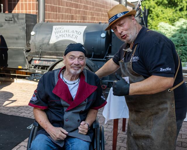 Der österreichische Grillweltmeister Viktor Samwald (l.) kämpft sich zurück an den Griller. Adi Bittermann (r.) unterstützt ihn dabei. | Foto: ADELI Medical Center