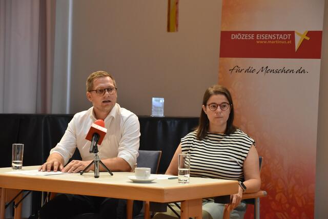 Stefan Salzer, Leiter der Bauabteilung der Diözese Eisenstadt und Anneliese Rothleitner-Reinisch, Leiterin der Hauptabteilung Diözesane Medien bei einem Pressetermin kurz vor der Bauerndemo in Eisenstadt.  | Foto: Stefan Schneider