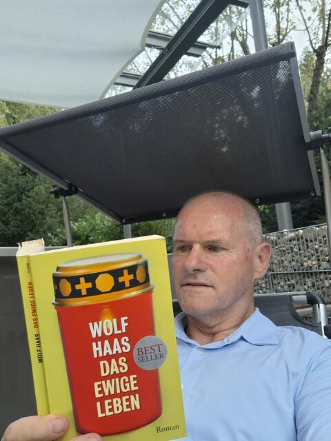 Bürgermeister Hannes Döller bei der Lektüre eines Wolf-Haas-Krimis. | Foto: privat