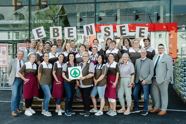 Das Team in Ebensee freut sich über seinen neuen, modernen Spar-Supermarkt. | Foto: SPAR
